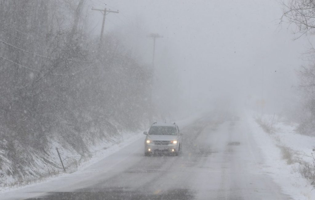 ЦУОШГ: Ихэнх нутгийг хамарсан цас орж, хүчтэй шуурна